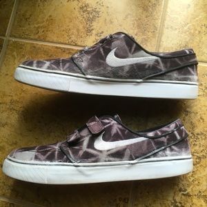 Black and white Velcro Nike Stefan Janowskis. Moderate/heavy usage